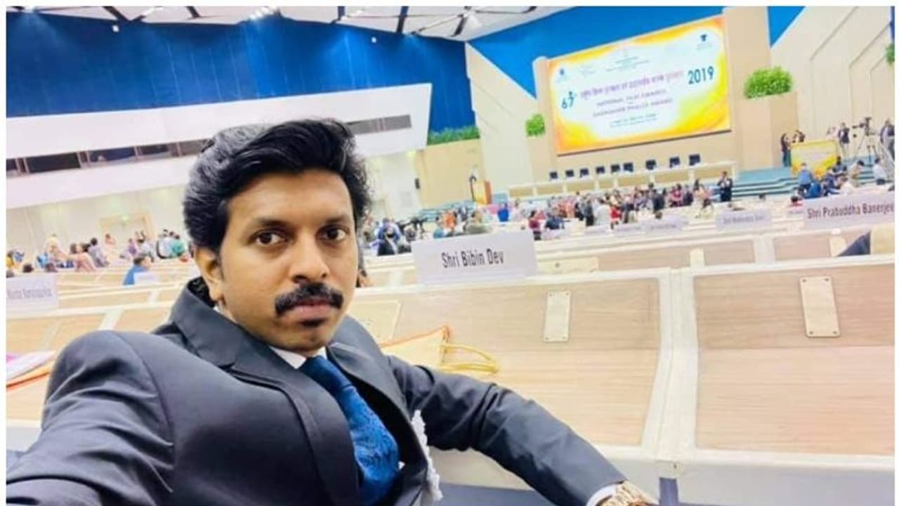 കാത്തിരിപ്പിന് അവസാനം; അര്ഹിച്ച അംഗീകാരം ബിബിന് ദേവിനെ തേടിയെത്തി കാത്തിരിപ്പിന് അവസാനം; അര്ഹിച്ച അംഗീകാരം ബിബിന് ദേവിനെ തേടിയെത്തി