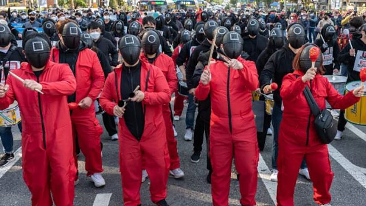 ദക്ഷിണ കൊറിയയെ സ്തംഭിപ്പിച്ച് തൊഴിലാളികളുടെ പ്രതിഷേധം, വേഷം സ്ക്വിഡ് ഗെയിമിലേത് ദക്ഷിണ കൊറിയയെ സ്തംഭിപ്പിച്ച് തൊഴിലാളികളുടെ പ്രതിഷേധം, വേഷം സ്ക്വിഡ് ഗെയിമിലേത്