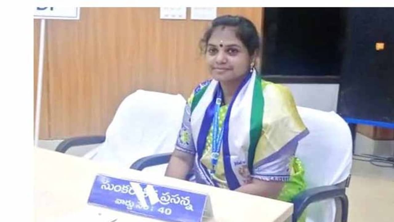 టీడీపీకి దెబ్బ: కాకినాడ మేయర్ గా సుంకర శివప్రసన్న, వైసీపీదే పైచేయి