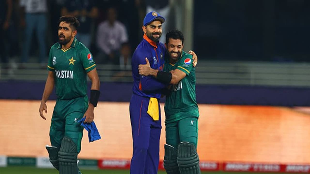 टीम इंडिया भले ही पाकिस्तान से हार गई, लेकिन विराट कोहली और धोनी के इस मूमेंट ने जीता सबका दिल टीम इंडिया भले ही पाकिस्तान से हार गई, लेकिन विराट कोहली और धोनी के इस मूमेंट ने जीता सबका दिल