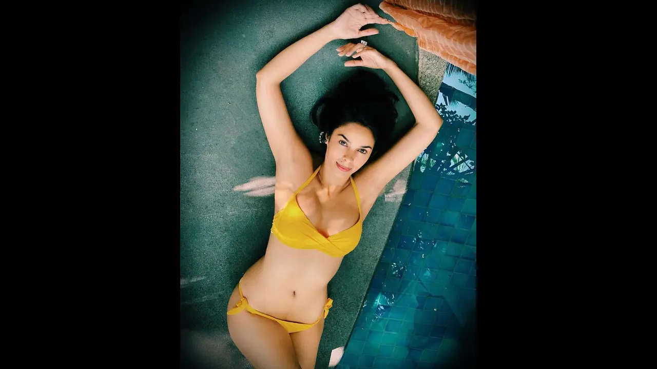 বিকিনি পরে মল্লিকা, ছবি পোস্ট হতেই সোশ্যাল পেজে উপচে পড়েছে ভিড় বিকিনি পরে মল্লিকা, ছবি পোস্ট হতেই সোশ্যাল পেজে উপচে পড়েছে ভিড়