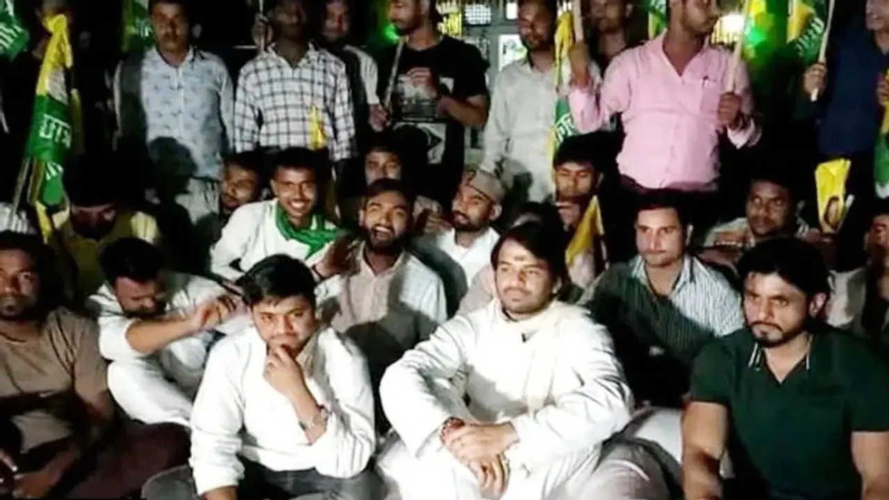 पिता लालू की बिहार में एंट्री से पहले तेजप्रताप धरने पर, कहा 'मेरा भाई ऐसे में कभी गद्दी पर नहीं बैठ पाएगा''