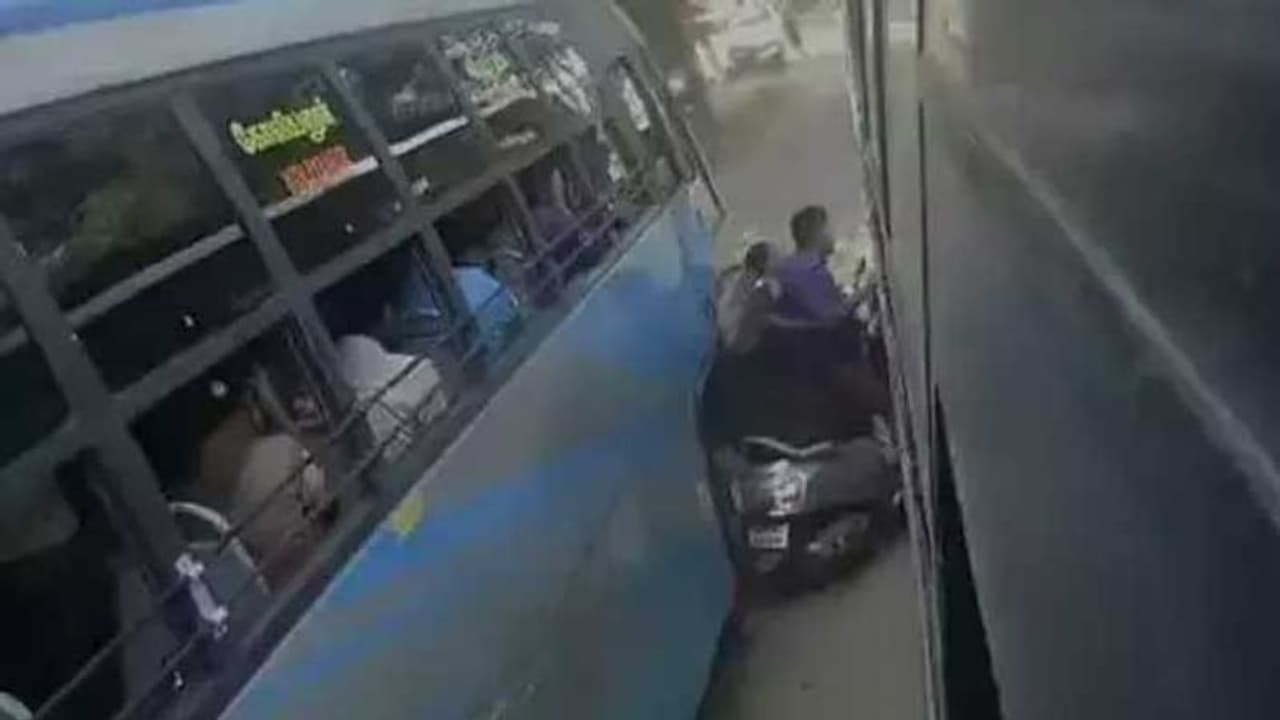 2 பேருந்து இடையில் சிக்கி கைக்குழந்தையுடன் உயிர் தப்பிய தம்பதி.. ஈரக்குலையை நடுங்க வைக்கும் காட்சிகள்.! 2 பேருந்து இடையில் சிக்கி கைக்குழந்தையுடன் உயிர் தப்பிய தம்பதி.. ஈரக்குலையை நடுங்க வைக்கும் காட்சிகள்.!