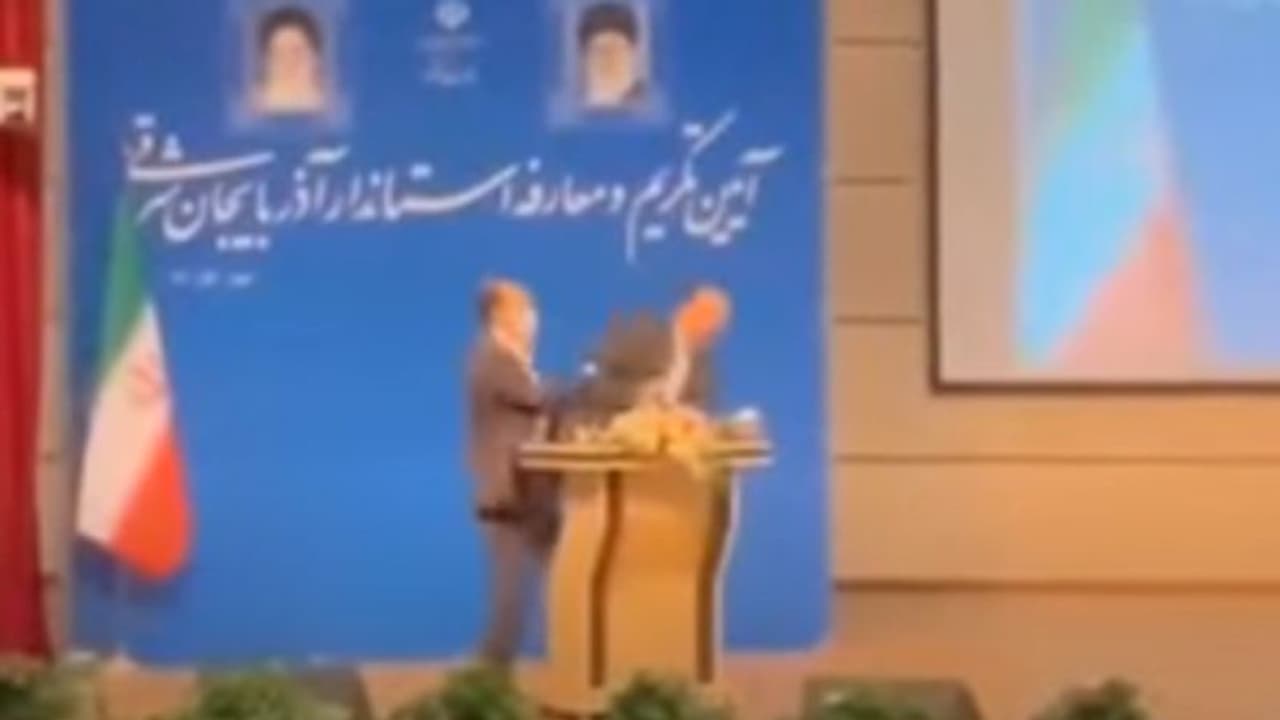 पत्नी को नर्स की बजाय पुरुष ने लगाई वैक्सीन तो भड़का शख्स, स्टेज पर चढ़कर सबके सामने गवर्नर को जड़ा थप्पड़ पत्नी को नर्स की बजाय पुरुष ने लगाई वैक्सीन तो भड़का शख्स, स्टेज पर चढ़कर सबके सामने गवर्नर को जड़ा थप्पड़