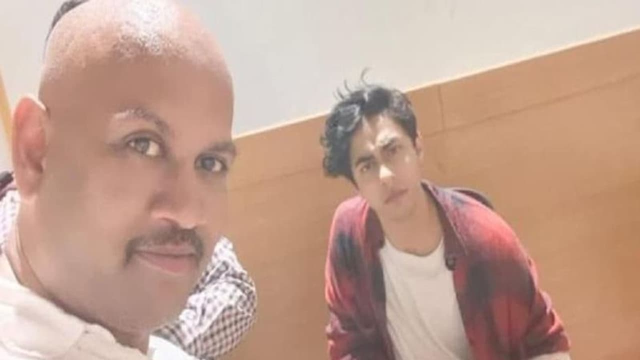 आर्यन खान ड्रग्स केस में ट्विस्ट, लखनऊ में सरेंडर करेगा मुख्य गवाह किरण गोसावी, बोला मेरी जान को खतरा आर्यन खान ड्रग्स केस में ट्विस्ट, लखनऊ में सरेंडर करेगा मुख्य गवाह किरण गोसावी, बोला मेरी जान को खतरा