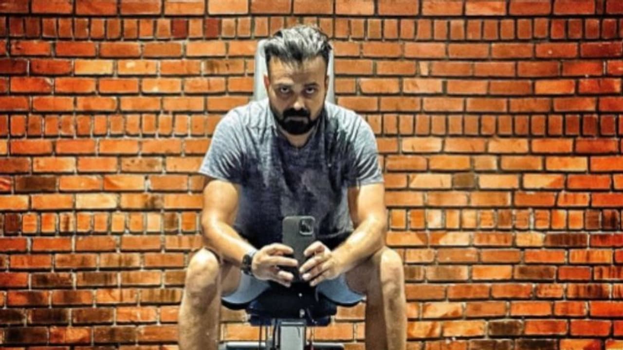 'ഒറ്റി'ന്റെ ഫൈനല് ഷെഡ്യൂള്, ഫോട്ടോ പങ്കുവെച്ച് ചാക്കോച്ചൻ 'ഒറ്റി'ന്റെ ഫൈനല് ഷെഡ്യൂള്, ഫോട്ടോ പങ്കുവെച്ച് ചാക്കോച്ചൻ