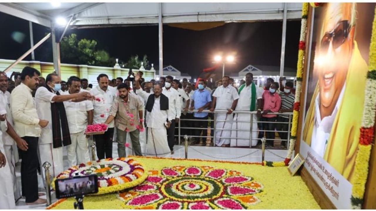 கருணாநிதி நினைவிடத்தில் அஞ்சலி.. அண்ணா அறிவாலயத்தில் மு.க.ஸ்டாலினுடன் சந்திப்பு.. டாப் கியரில் வைகோ மகன்.! கருணாநிதி நினைவிடத்தில் அஞ்சலி.. அண்ணா அறிவாலயத்தில் மு.க.ஸ்டாலினுடன் சந்திப்பு.. டாப் கியரில் வைகோ மகன்.!