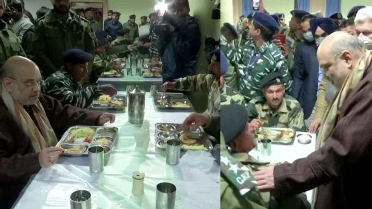 ലാത്പോരയിൽ സിആർപിഎഫ് ജവാന്മാർക്കൊപ്പം അത്താഴം കഴിച്ച് കേന്ദ്ര ആഭ്യന്തരമന്ത്രി അമിത് ഷാ ലാത്പോരയിൽ സിആർപിഎഫ് ജവാന്മാർക്കൊപ്പം അത്താഴം കഴിച്ച് കേന്ദ്ര ആഭ്യന്തരമന്ത്രി അമിത് ഷാ