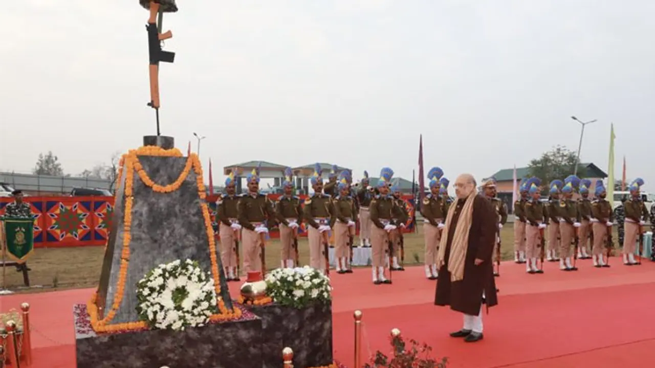 ಉಗ್ರ ದಾಳಿ ಸ್ಥಳದಲ್ಲೇ ತಂಗಿ ಯೋಧರಿಗೆ ಅಮಿತ ಗೌರವ! ಉಗ್ರ ದಾಳಿ ಸ್ಥಳದಲ್ಲೇ ತಂಗಿ ಯೋಧರಿಗೆ ಅಮಿತ ಗೌರವ!