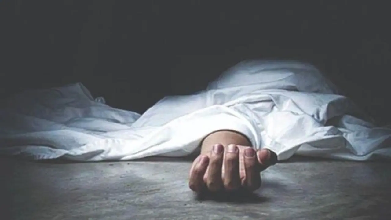 పక్కింటి వ్యక్తి కత్తితో దాడి.. ఇద్దరి మృతి, నలుగురికి గాయాలు..!