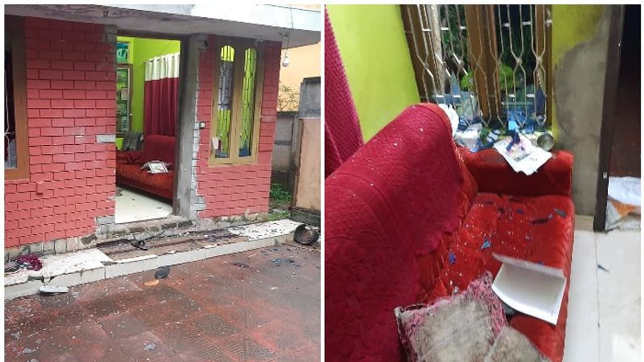 തിരുവനന്തപുരത്ത് സിപിഐഎം നേതാവിന്റെ വീടിന് നേര്ക്ക് പടക്കമെറിഞ്ഞു; വീട്ടുപകരണങ്ങള് അടിച്ച് തകര്ത്തു തിരുവനന്തപുരത്ത് സിപിഐഎം നേതാവിന്റെ വീടിന് നേര്ക്ക് പടക്കമെറിഞ്ഞു; വീട്ടുപകരണങ്ങള് അടിച്ച് തകര്ത്തു