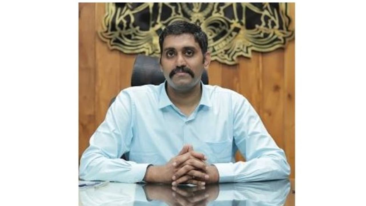 പ്രളയ ദുരിതം കാണാന് കലക്ടറെത്തി; ആറുമാസത്തിനകം പാലം ഉറപ്പെന്ന് വാഗ്ദാനം പ്രളയ ദുരിതം കാണാന് കലക്ടറെത്തി; ആറുമാസത്തിനകം പാലം ഉറപ്പെന്ന് വാഗ്ദാനം