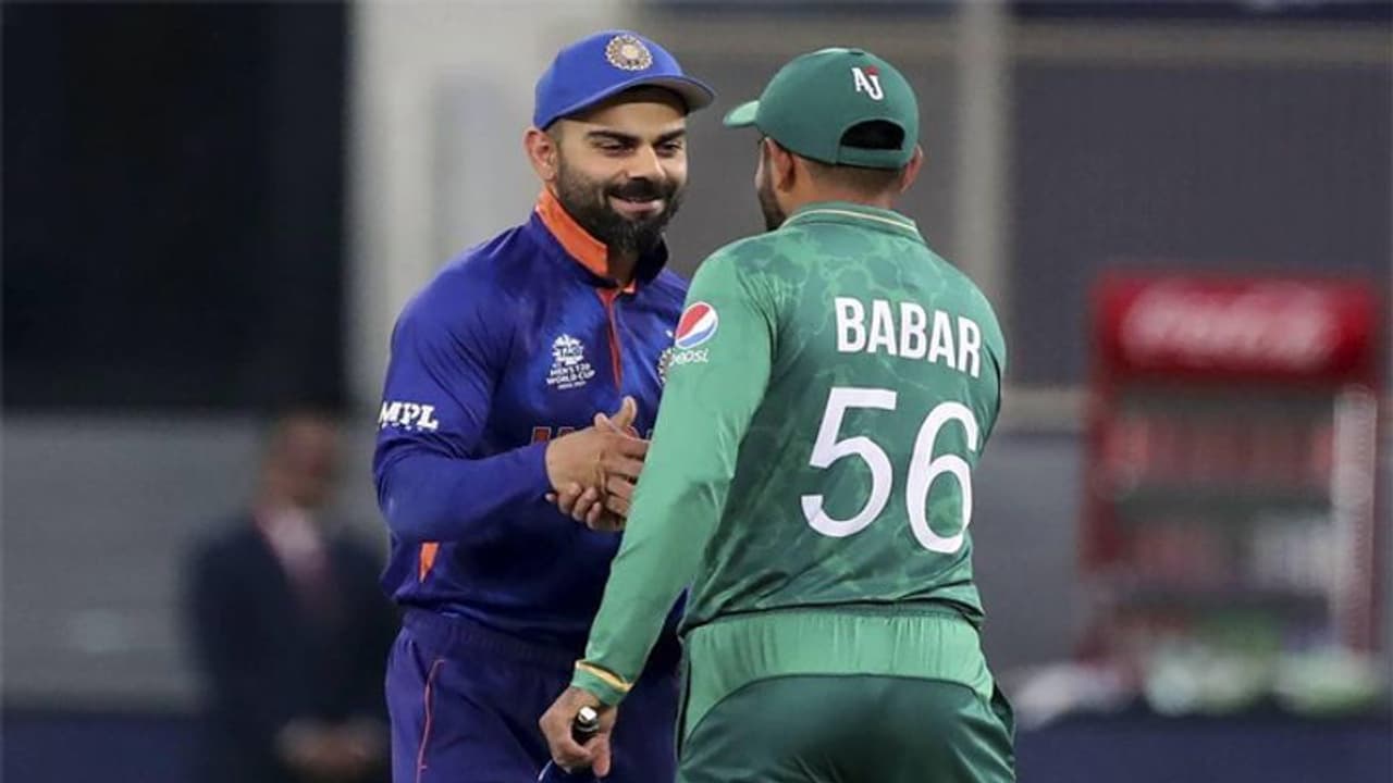 IND vs PAK in WC: विराट बाबर के बीच हुई बातचीत पर आज तक बरकरार है सस्पेंस, सवाल पूछने पर भड़क गए पाक कप्तान IND vs PAK in WC: विराट बाबर के बीच हुई बातचीत पर आज तक बरकरार है सस्पेंस, सवाल पूछने पर भड़क गए पाक कप्तान
