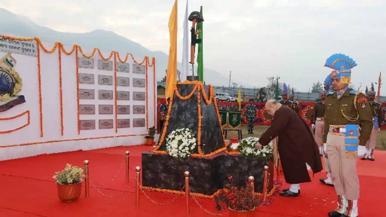 বীর সন্তানদের দেশ ভুলবে না, পুলওয়ামা হামলার শহিদদের সামনে মাথা নত অমিত শাহের বীর সন্তানদের দেশ ভুলবে না, পুলওয়ামা হামলার শহিদদের সামনে মাথা নত অমিত শাহের