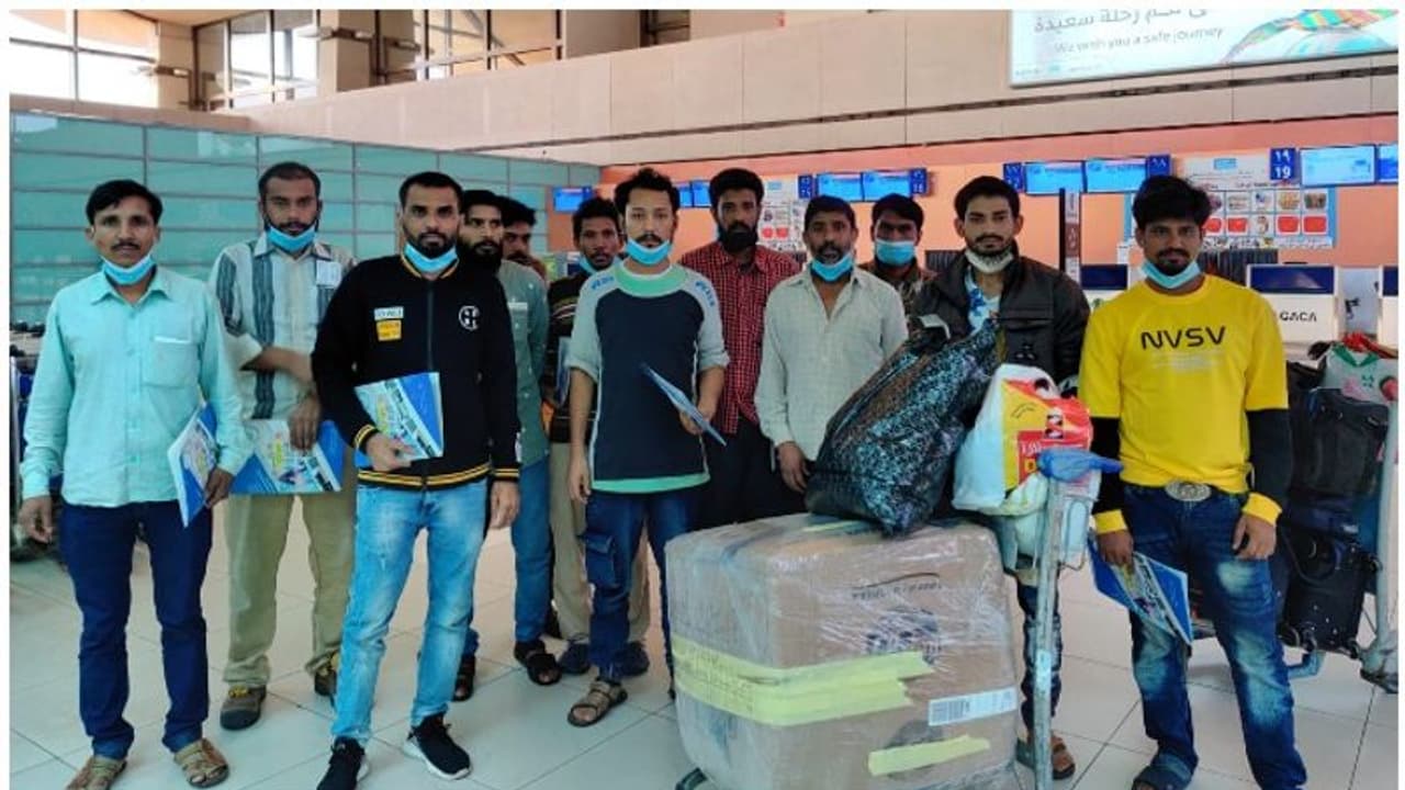 നാടുകടത്തൽ കേന്ദ്രത്തിൽ കഴിഞ്ഞിരുന്ന 12 പ്രവാസികള് നാട്ടിലേക്ക് മടങ്ങി നാടുകടത്തൽ കേന്ദ്രത്തിൽ കഴിഞ്ഞിരുന്ന 12 പ്രവാസികള് നാട്ടിലേക്ക് മടങ്ങി