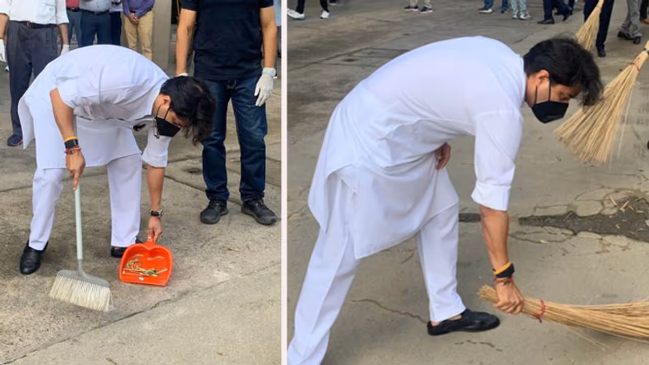 शिखर जमीन पर..महाराजा ने जब लगाया झाड़ू, देखिए सिंधिया ने पहली बार पब्लिक प्लेस में इस तरह की सफाई.. शिखर जमीन पर..महाराजा ने जब लगाया झाड़ू, देखिए सिंधिया ने पहली बार पब्लिक प्लेस में इस तरह की सफाई..