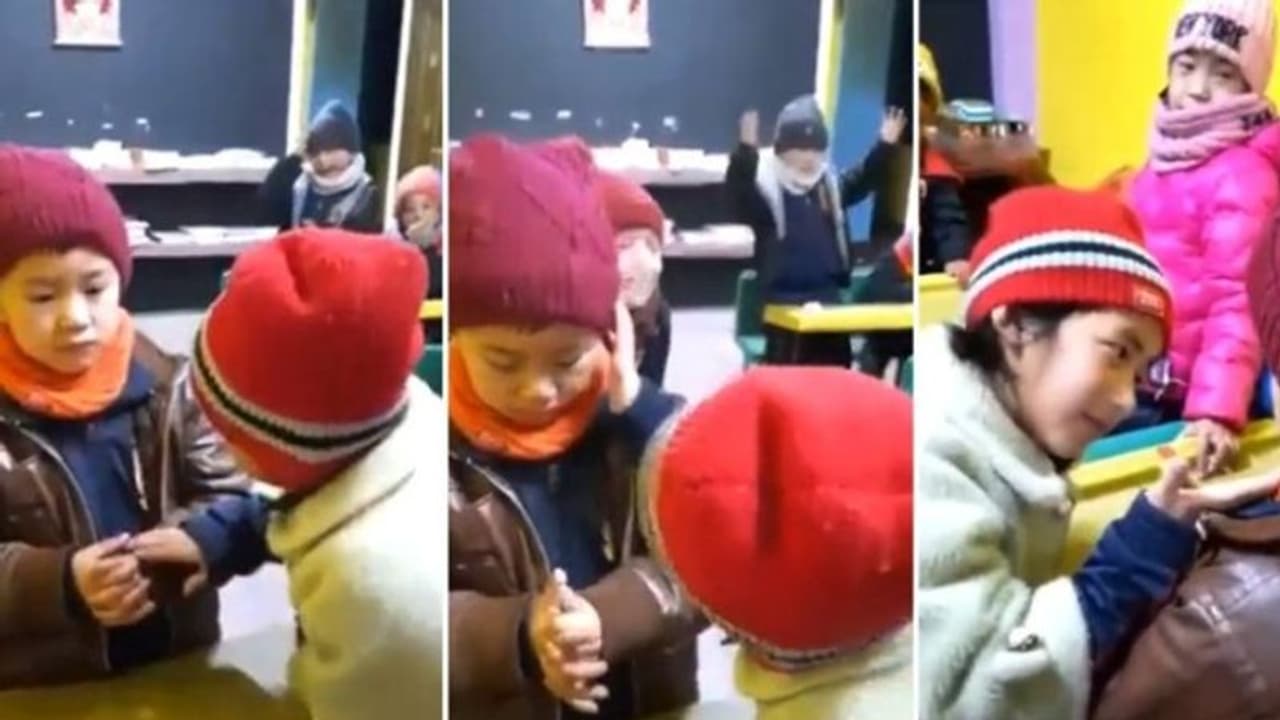 അമ്മയെ കാണാതെ കരയുന്ന സഹപാഠിയെ ആശ്വസിപ്പിക്കുന്ന കുരുന്ന്; വൈറലായി വീഡിയോ അമ്മയെ കാണാതെ കരയുന്ന സഹപാഠിയെ ആശ്വസിപ്പിക്കുന്ന കുരുന്ന്; വൈറലായി വീഡിയോ