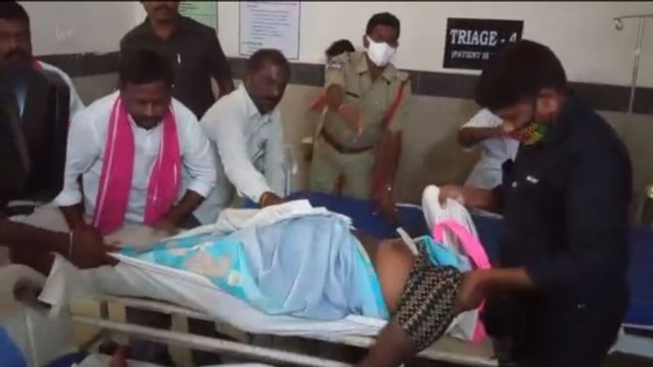 హుజురాబాద్ లో ఘోర రోడ్డు ప్రమాదం... 20మంది మహిళలకు గాయాలు, నలుగురి పరిస్థితి విషమం (వీడియో)