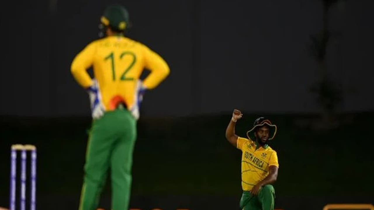 T20 World Cup 2021: अफ्रीका के इस प्लेयर ने ऐसा क्या किया कि टीम से हो गया बाहर, जानें क्या है मामला T20 World Cup 2021: अफ्रीका के इस प्लेयर ने ऐसा क्या किया कि टीम से हो गया बाहर, जानें क्या है मामला