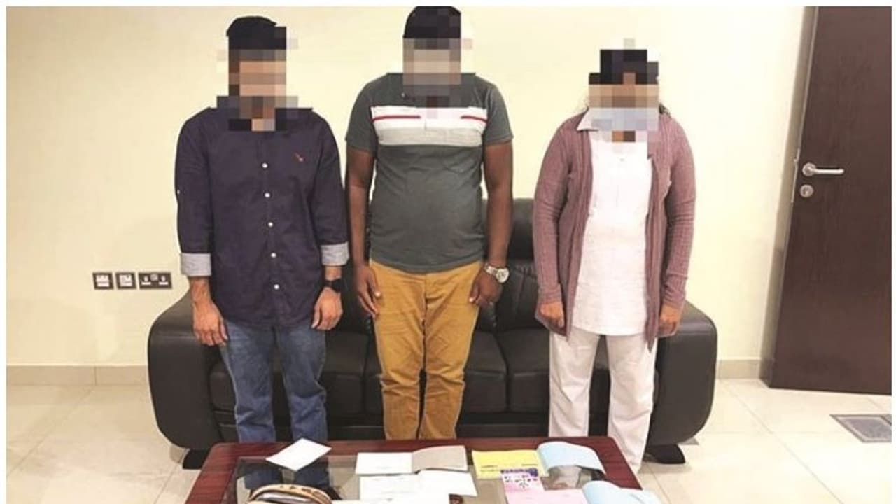 വ്യാജ ക്ലിനിക്ക് നടത്തി മരുന്നുകള് വിറ്റു; മൂന്ന് പ്രവാസികള് പിടിയില് വ്യാജ ക്ലിനിക്ക് നടത്തി മരുന്നുകള് വിറ്റു; മൂന്ന് പ്രവാസികള് പിടിയില്