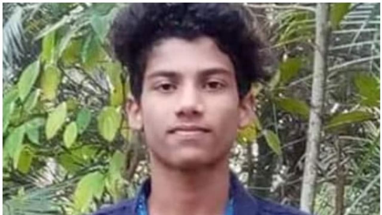 ബൈക്ക് സൈക്കിളില് ഇടിച്ചു; ബൈക്കോടിച്ച പത്തൊന്പതുകാരന് മരിച്ചു ബൈക്ക് സൈക്കിളില് ഇടിച്ചു; ബൈക്കോടിച്ച പത്തൊന്പതുകാരന് മരിച്ചു