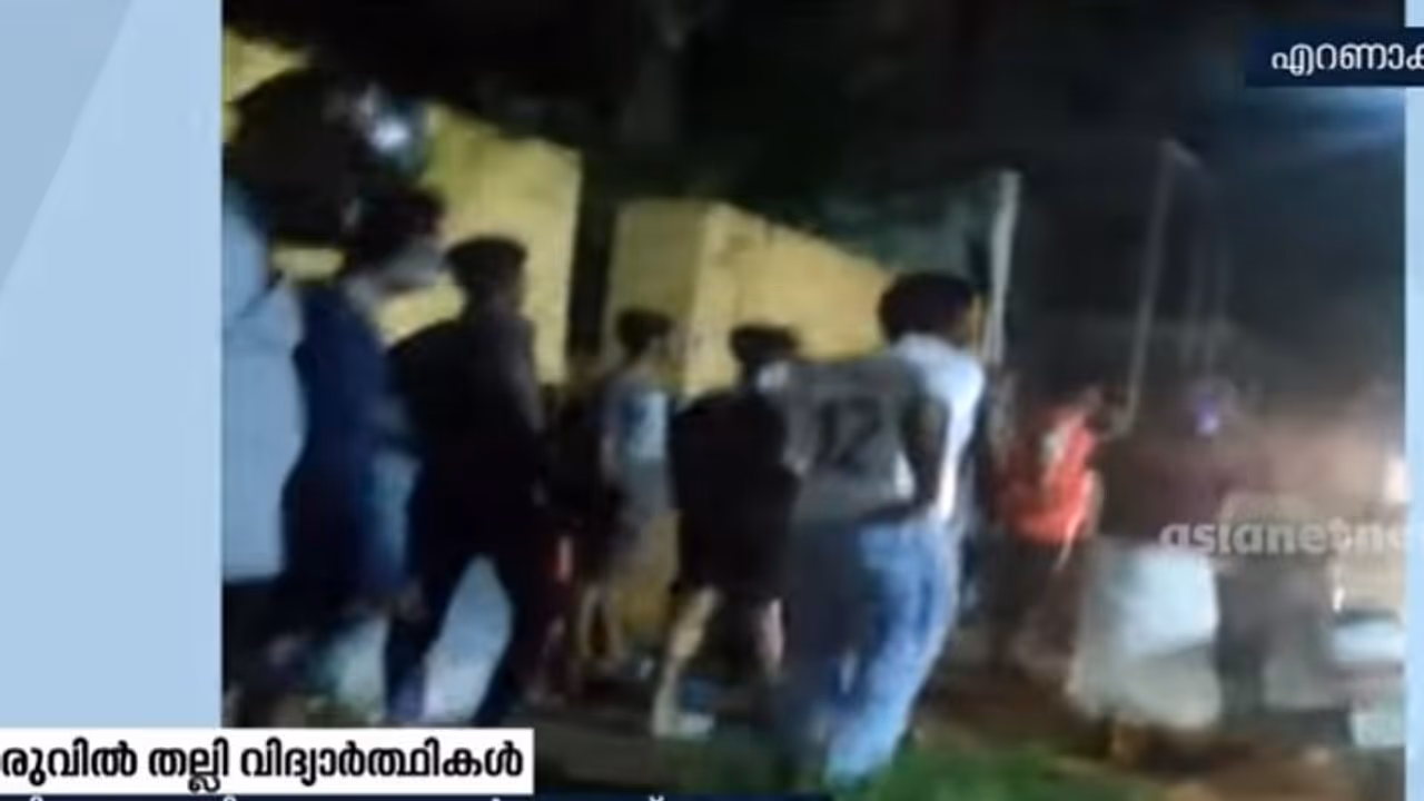 കെ.എസ്.യു എസ്എഫ്ഐ പ്രവര്ത്തകര് റോഡില് ഏറ്റുമുട്ടി; പൊലീസ് ലാത്തി വീശി കെ.എസ്.യു എസ്എഫ്ഐ പ്രവര്ത്തകര് റോഡില് ഏറ്റുമുട്ടി; പൊലീസ് ലാത്തി വീശി