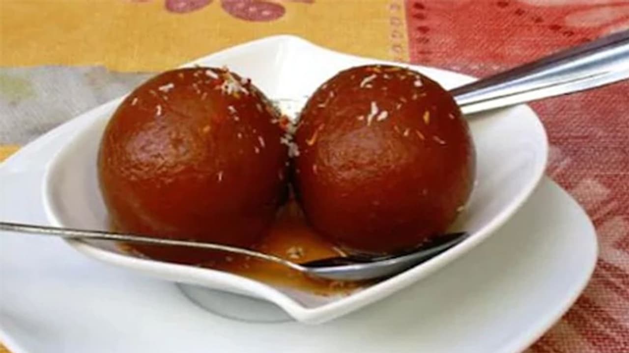 एयरपोर्ट पर अधिकारी ने गुलाब जामुन ले जाने से मना कर दिया, भारतीय युवक ने लिया ऐसा फैसला.. सबने की तारीफ 