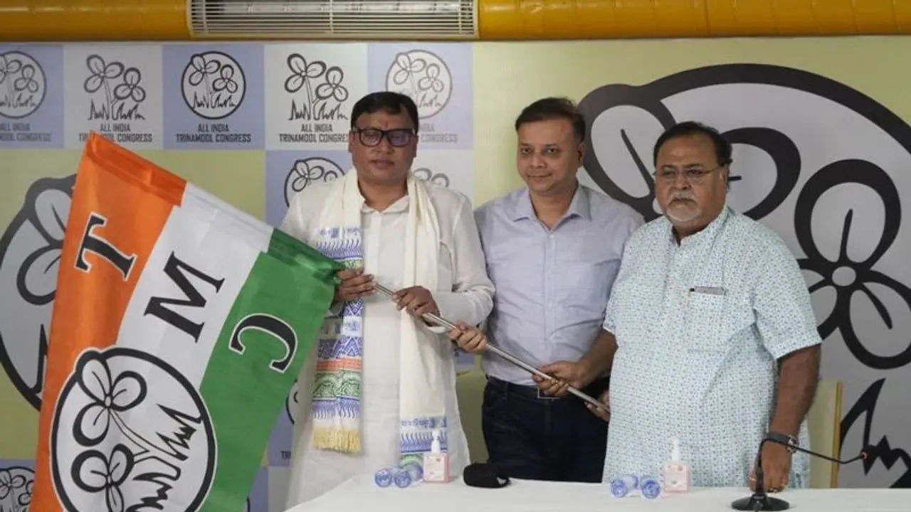 पश्चिम बंगाल में एक और बीजेपी विधायक ने ज्वाइन की टीएमसी, कृष्णा कल्याणी भी आए ममता के साथ पश्चिम बंगाल में एक और बीजेपी विधायक ने ज्वाइन की टीएमसी, कृष्णा कल्याणी भी आए ममता के साथ