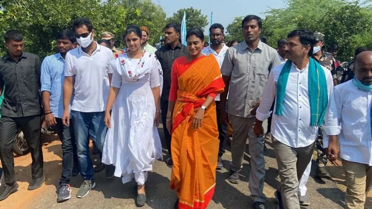 వైఎస్ షర్మిల పాదయాత్రలో పాల్గొన్న యాంకర్ శ్యామల.. సంతోషంగా ఉందంటూ కామెంట్స్..