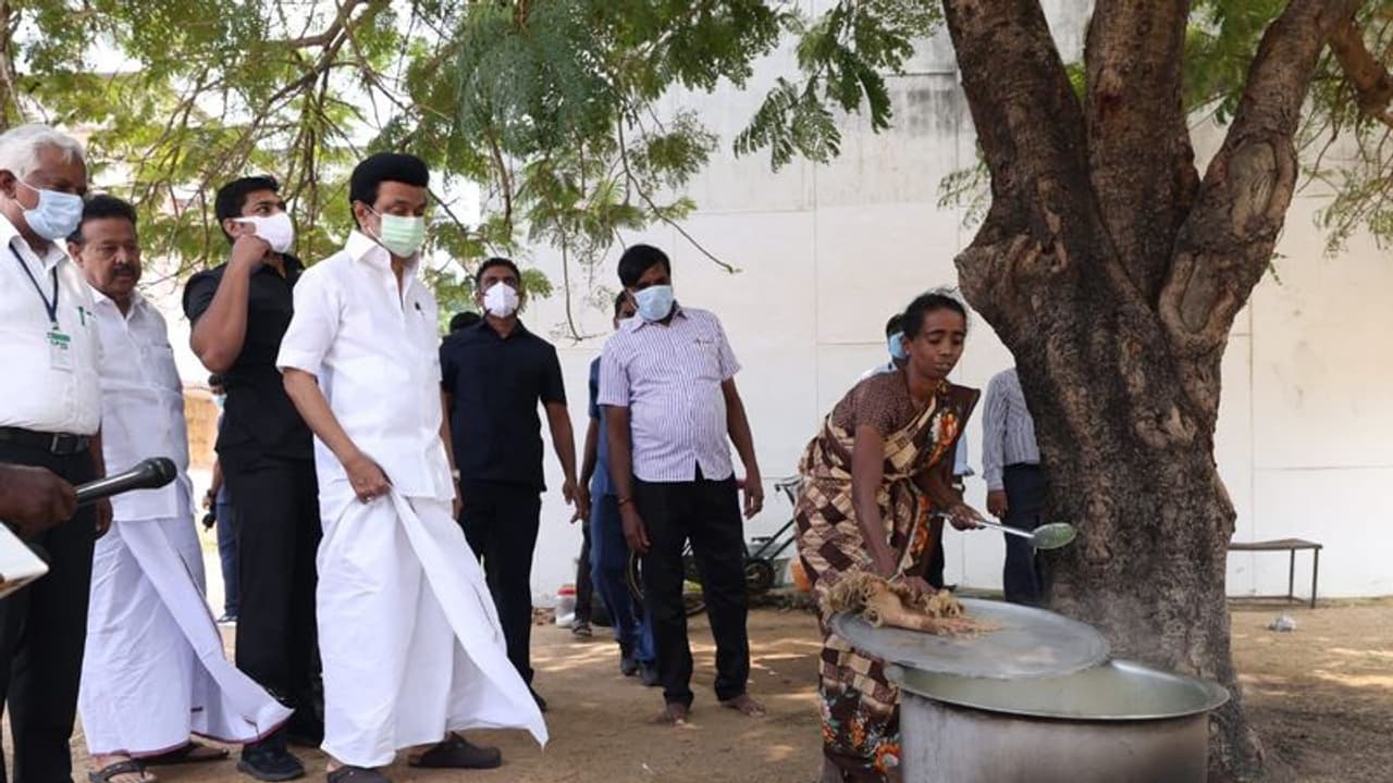 அடே அப்பா.. எம்ஜிஆரையே விஞ்சிட்டாரு ஸ்டாலின்.. அரசுப் பள்ளியின் அடுப்படிக்கே சென்று ஆய்வு. மாணவர்கள் ஆச்சர்யம் அடே அப்பா.. எம்ஜிஆரையே விஞ்சிட்டாரு ஸ்டாலின்.. அரசுப் பள்ளியின் அடுப்படிக்கே சென்று ஆய்வு. மாணவர்கள் ஆச்சர்யம்