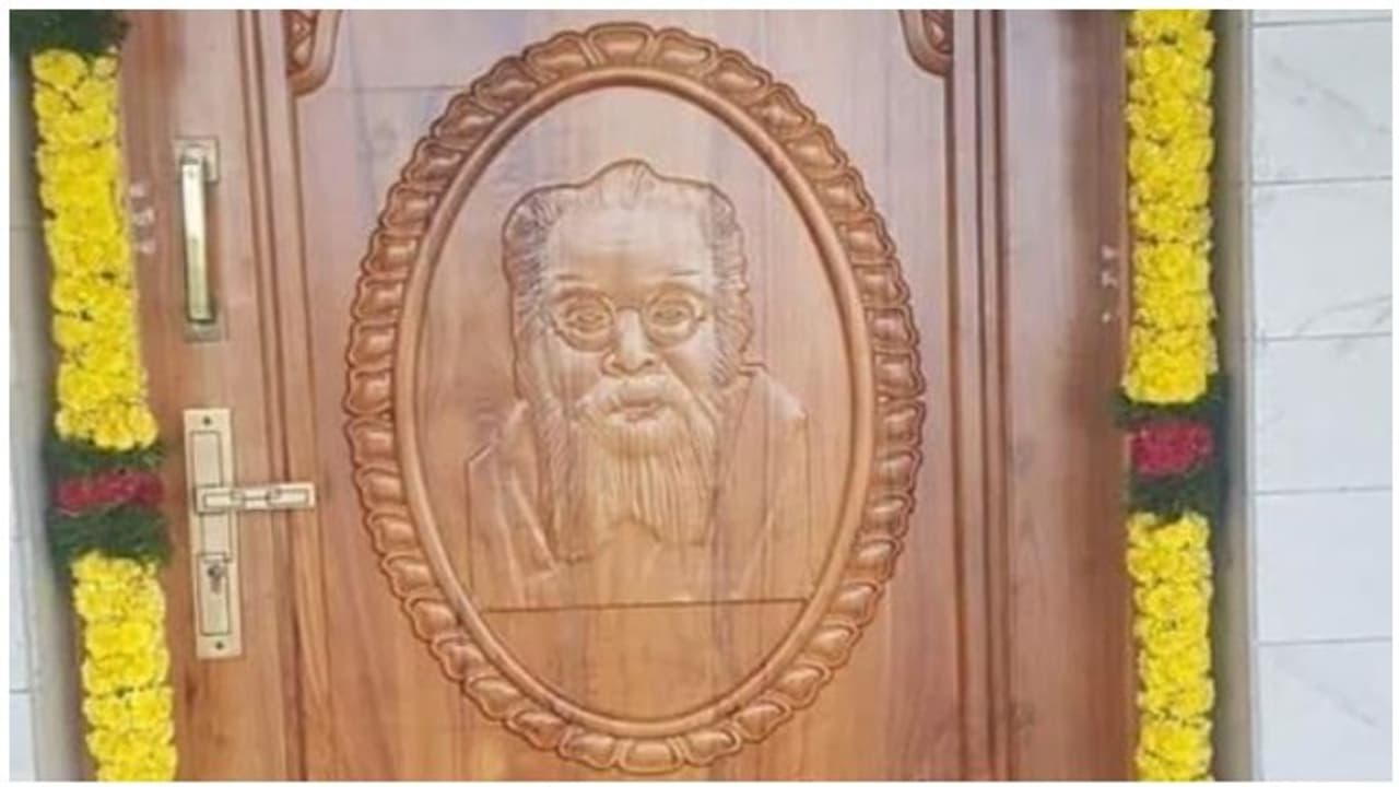 விபூதியடித்து, தோரணம் கட்டி, கதவில் பெரியார் சிலை... மரியாதையா..? அவமானமா..? விபூதியடித்து, தோரணம் கட்டி, கதவில் பெரியார் சிலை... மரியாதையா..? அவமானமா..?