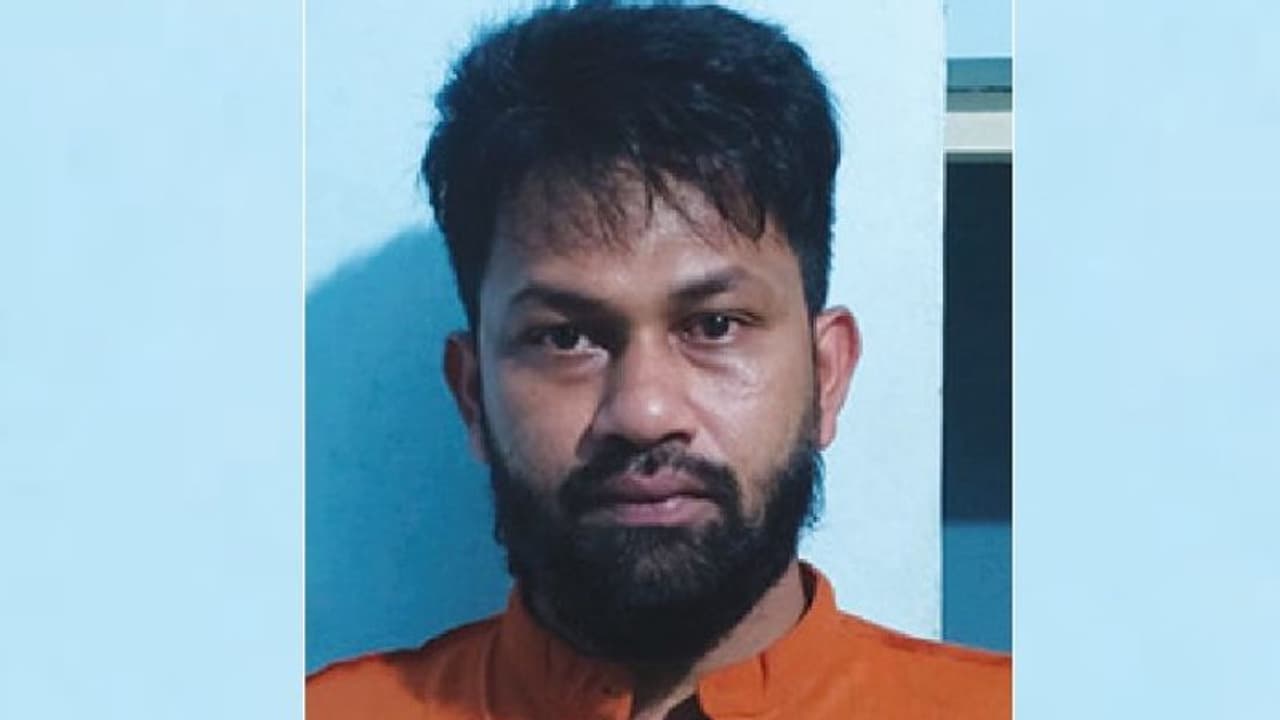 പുരോഹിതന്റെ പേരുപറഞ്ഞ് 55 ലക്ഷം തട്ടി; തിരൂരങ്ങാടിയിൽ യുവാവ് പിടിയിൽ പുരോഹിതന്റെ പേരുപറഞ്ഞ് 55 ലക്ഷം തട്ടി; തിരൂരങ്ങാടിയിൽ യുവാവ് പിടിയിൽ