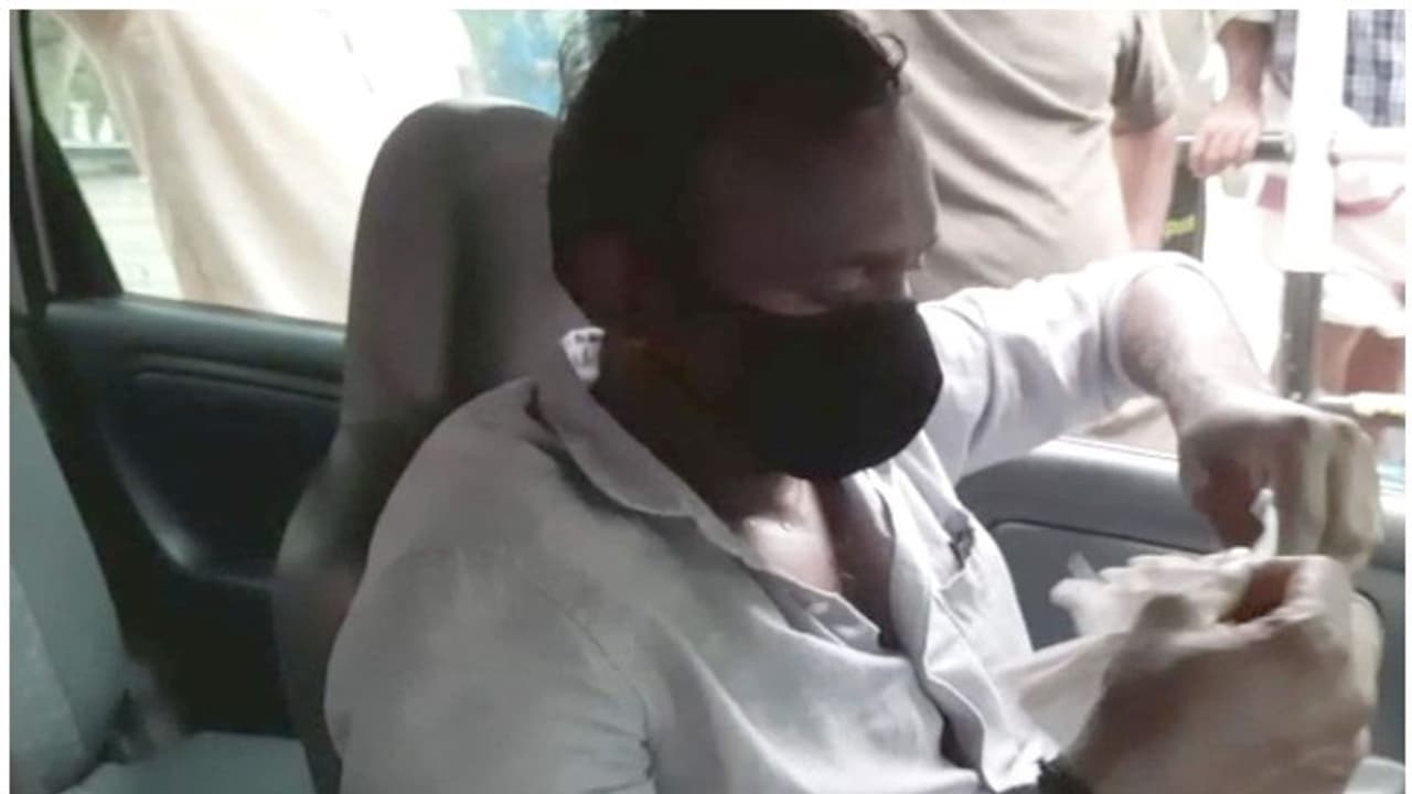 ബില്ല് മാറാന് 25000 രൂപ കൈക്കൂലി വാങ്ങി; തിരുവനന്തപുരത്ത് പിആർഡി ഉദ്യോഗസ്ഥൻ വിജിലൻസ് പിടിയിൽ ബില്ല് മാറാന് 25000 രൂപ കൈക്കൂലി വാങ്ങി; തിരുവനന്തപുരത്ത് പിആർഡി ഉദ്യോഗസ്ഥൻ വിജിലൻസ് പിടിയിൽ