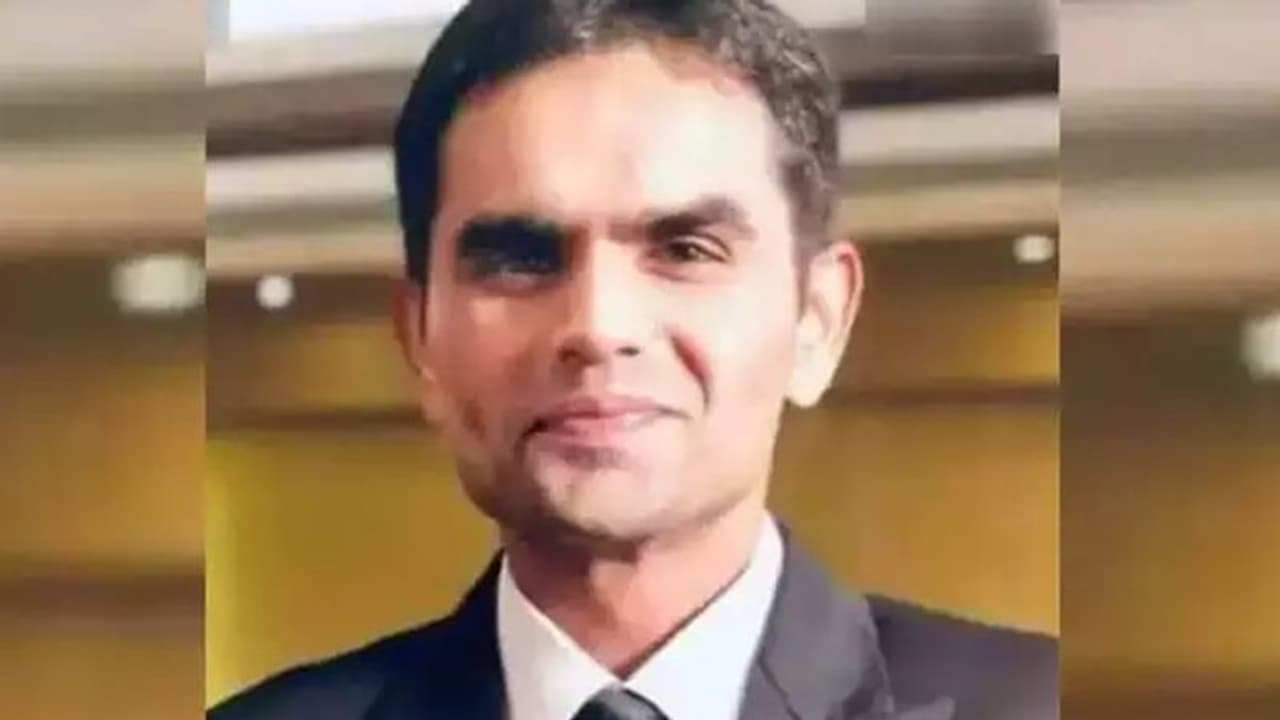 Aryan Khan Case: क्रूज ड्रग्स केस से हटाए गए NCB के जोनल डायरेक्टर Sameer Wankhede, दिल्ली की टीम करेगी जांच Aryan Khan Case: क्रूज ड्रग्स केस से हटाए गए NCB के जोनल डायरेक्टर Sameer Wankhede, दिल्ली की टीम करेगी जांच