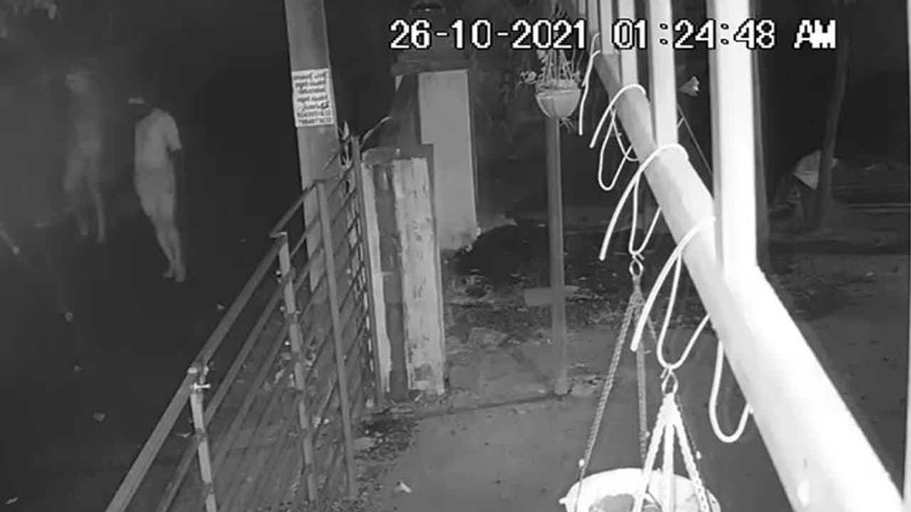 'കമ്പിപ്പാരകൊണ്ട് വാതിൽ പൊളിച്ചും, കുത്തിത്തുറന്നും, ആക്രമിച്ചും കവർച്ച'; ഭീഷണിയിൽ ചേർത്തല നിവാസികൾ 'കമ്പിപ്പാരകൊണ്ട് വാതിൽ പൊളിച്ചും, കുത്തിത്തുറന്നും, ആക്രമിച്ചും കവർച്ച'; ഭീഷണിയിൽ ചേർത്തല നിവാസികൾ