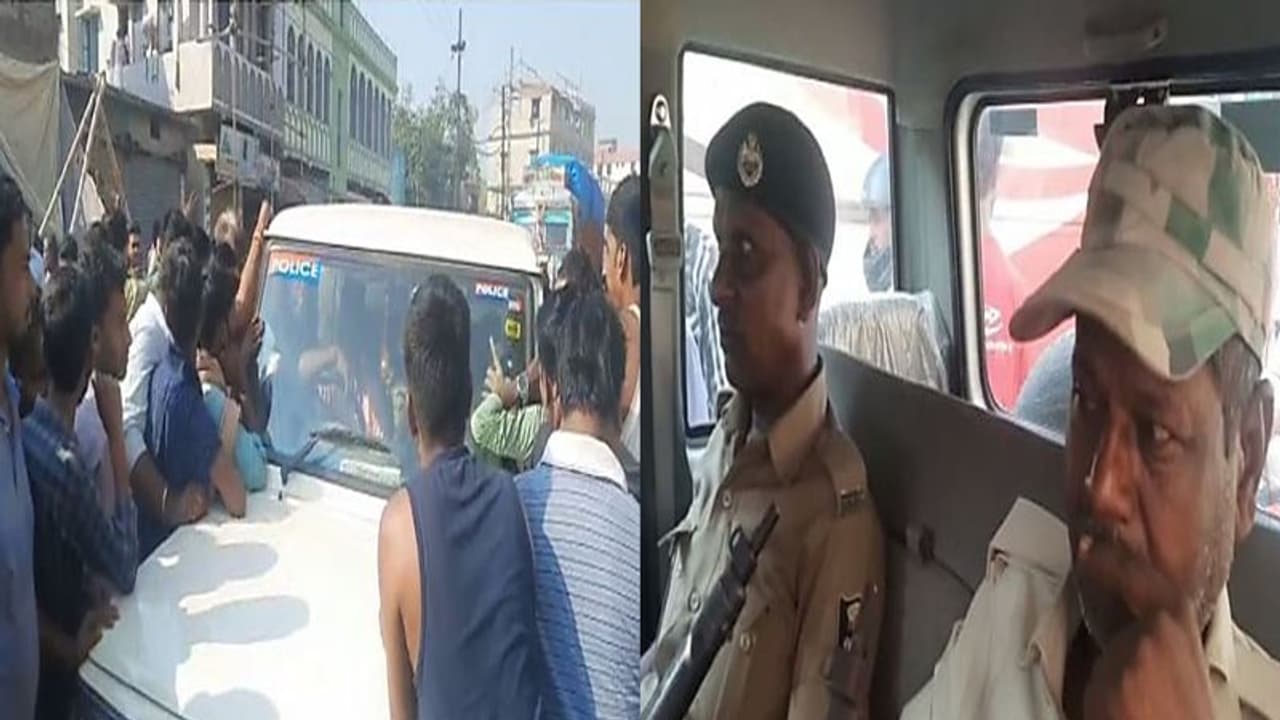 जब बीच सड़क पर घंटों बंधक बने रहे पुलिसवाले, लोग देते रहे गालियां, वो करते रहे बचाव, जाने क्या है पूरा मामला जब बीच सड़क पर घंटों बंधक बने रहे पुलिसवाले, लोग देते रहे गालियां, वो करते रहे बचाव, जाने क्या है पूरा मामला