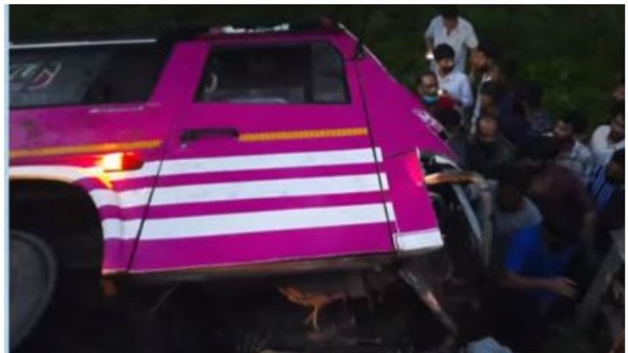 മലപ്പുറത്ത് സ്വകാര്യ ബസ് നിയന്ത്രണം വിട്ട് മറിഞ്ഞ് അപകടം, 15 പേർക്ക് പരിക്ക് മലപ്പുറത്ത് സ്വകാര്യ ബസ് നിയന്ത്രണം വിട്ട് മറിഞ്ഞ് അപകടം, 15 പേർക്ക് പരിക്ക്