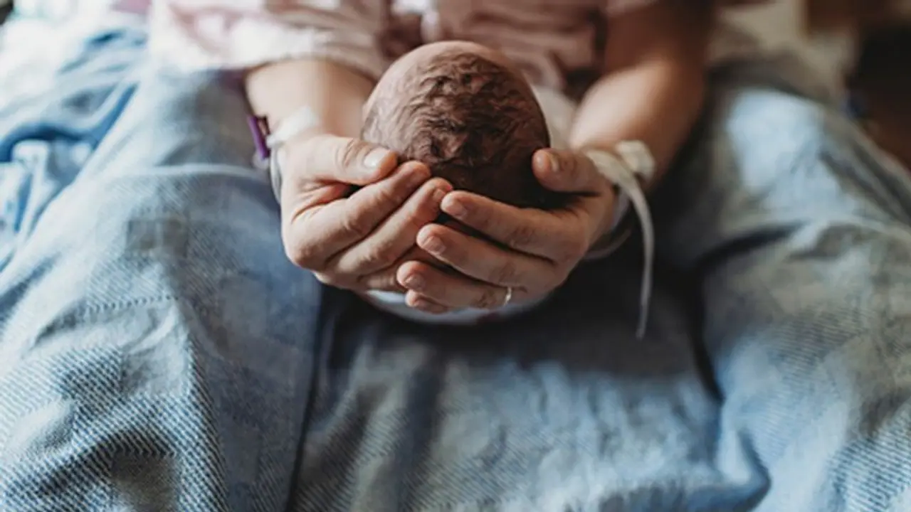 ವಾಟ್ಸಾಪ್ ಕಾಲ್ ನೆರವಿನಿಂದ ಗರ್ಭಿಣಿಗೆ ಹೆರಿಗೆ ಮಾಡಿಸಿದ ವೈದ್ಯರು..! ವಾಟ್ಸಾಪ್ ಕಾಲ್ ನೆರವಿನಿಂದ ಗರ್ಭಿಣಿಗೆ ಹೆರಿಗೆ ಮಾಡಿಸಿದ ವೈದ್ಯರು..!