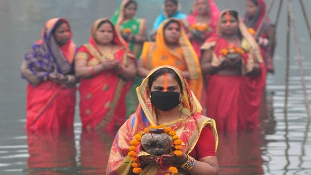 Chhath Puja 2021: दिल्ली में सार्वजनिक रूप से छठ पूजा की अनुमति, ऐहतियात के साथ होगी सख्ती, जानिए गाइडलाइन Chhath Puja 2021: दिल्ली में सार्वजनिक रूप से छठ पूजा की अनुमति, ऐहतियात के साथ होगी सख्ती, जानिए गाइडलाइन