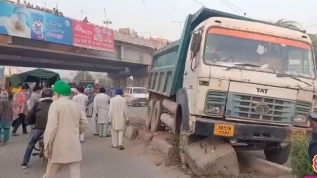 हरियाणा में बड़ा हादसा: ट्रक ने किसान आंदोलन की महिलाओं को रौंदा, 3 की स्पॉट पर दर्दनाक मौत हरियाणा में बड़ा हादसा: ट्रक ने किसान आंदोलन की महिलाओं को रौंदा, 3 की स्पॉट पर दर्दनाक मौत