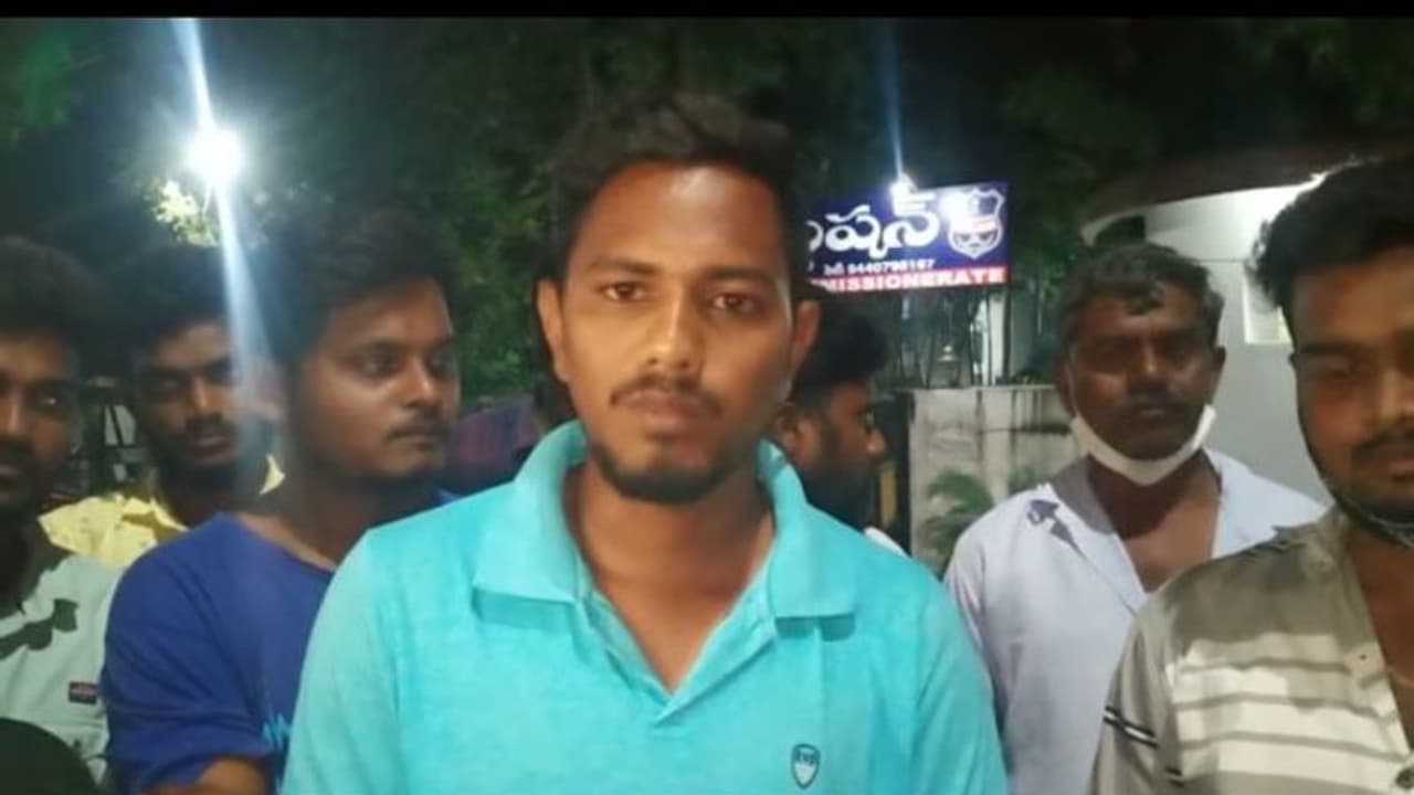 Huzurabad Bypoll: బిజెపి శ్రేణులపై టీఆర్ఎస్ మున్సిపల్ ఛైర్మన్ దాడి... జమ్మికుంటలో ఉద్రిక్తత Huzurabad Bypoll: బిజెపి శ్రేణులపై టీఆర్ఎస్ మున్సిపల్ ఛైర్మన్ దాడి... జమ్మికుంటలో ఉద్రిక్తత