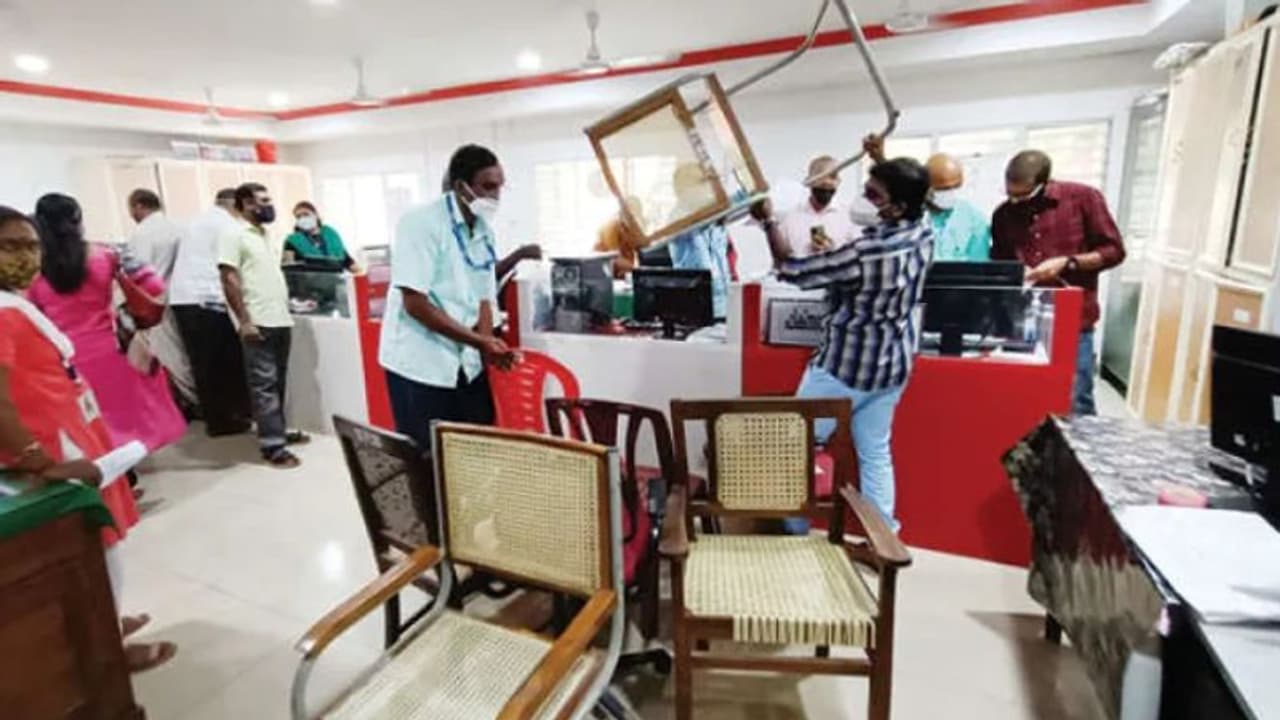 പണം നല്കാനായില്ല, പത്തനംതിട്ട സബ് ട്രഷറിയിലെ കസേരകൾ ജപ്തി ചെയ്തു; ഇരിപ്പിടമില്ലാതെ ജീവനക്കാര് പണം നല്കാനായില്ല, പത്തനംതിട്ട സബ് ട്രഷറിയിലെ കസേരകൾ ജപ്തി ചെയ്തു; ഇരിപ്പിടമില്ലാതെ ജീവനക്കാര്