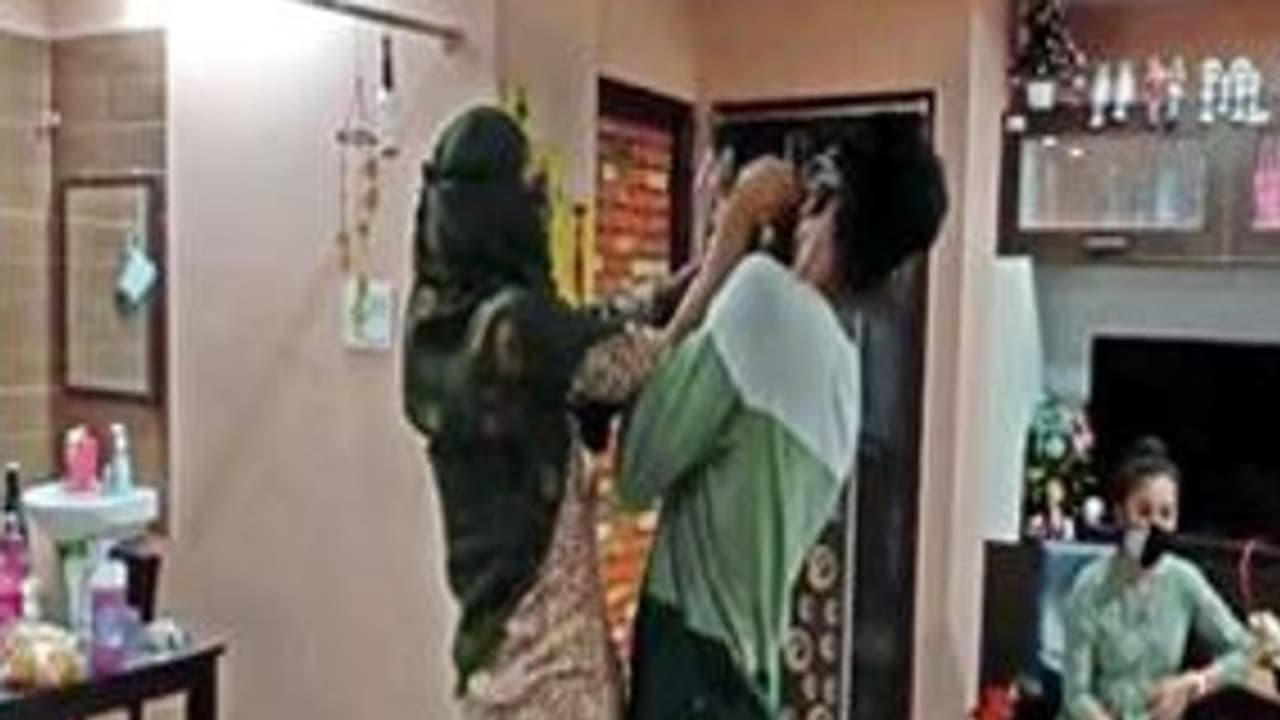 మరో మహిళతో భర్త వివాహేతర సంబంధం.. రెడ్ హ్యాండెడ్గా పట్టుకున్న భార్య.. ఏం చేసిందంటే..? మరో మహిళతో భర్త వివాహేతర సంబంధం.. రెడ్ హ్యాండెడ్గా పట్టుకున్న భార్య.. ఏం చేసిందంటే..?