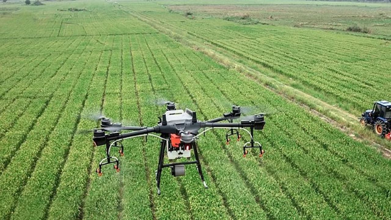 इंडिया में कमाल: अब किसानों के लिए रामबाण बना ड्रोन, खेतों में डालेगा खाद..10 मिनट में ही एक एकड़ कवर