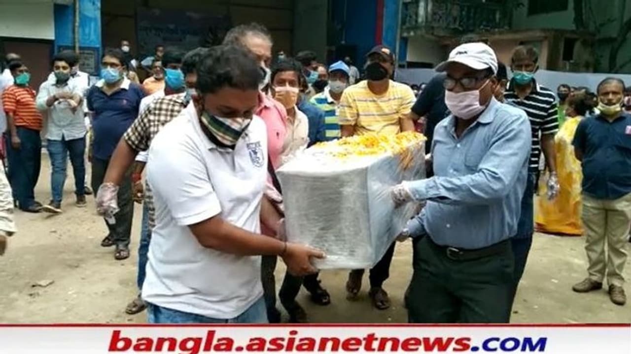 Uttarakhand কফিনবন্দি হয়ে উত্তরাখণ্ড থেকে ৫ বাঙালি অভিযাত্রীর দেহ ফিরল কলকাতায় Uttarakhand কফিনবন্দি হয়ে উত্তরাখণ্ড থেকে ৫ বাঙালি অভিযাত্রীর দেহ ফিরল কলকাতায়