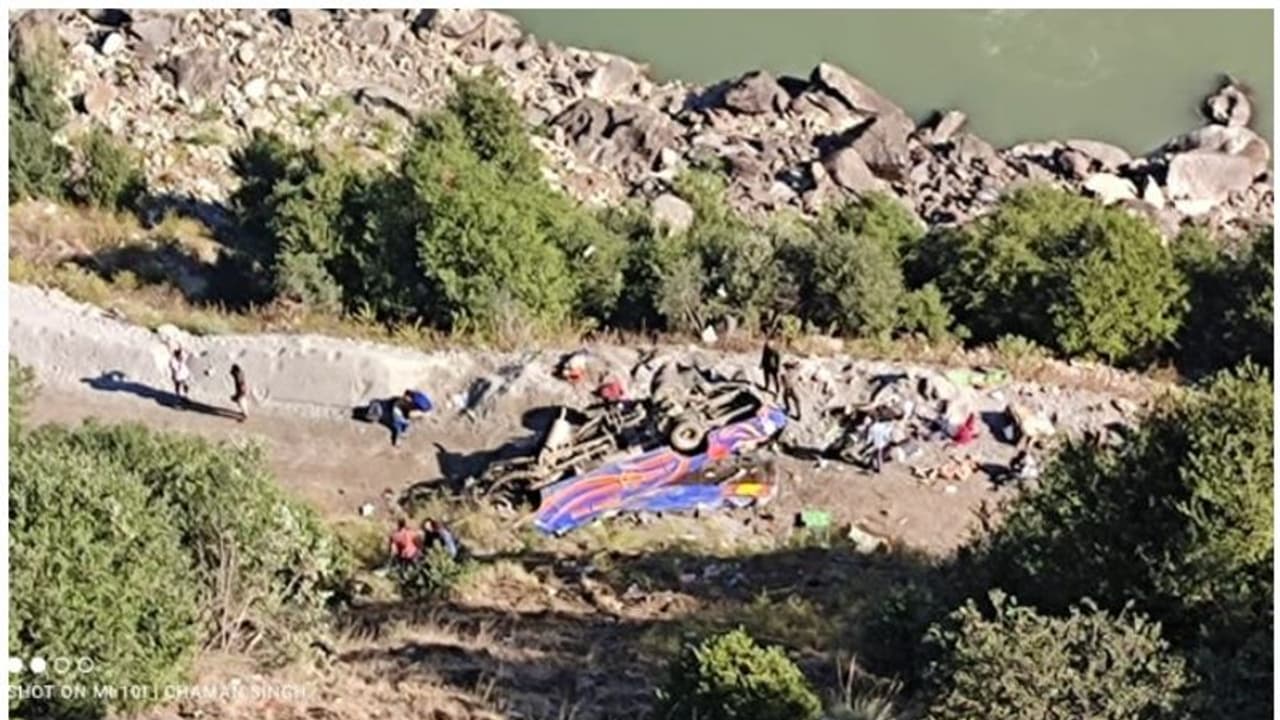 లోయలోకి దూసుకెళ్లిన బస్సు.. 11 మంది దుర్మరణం.. రంగంలోకి ఆర్మీ లోయలోకి దూసుకెళ్లిన బస్సు.. 11 మంది దుర్మరణం.. రంగంలోకి ఆర్మీ