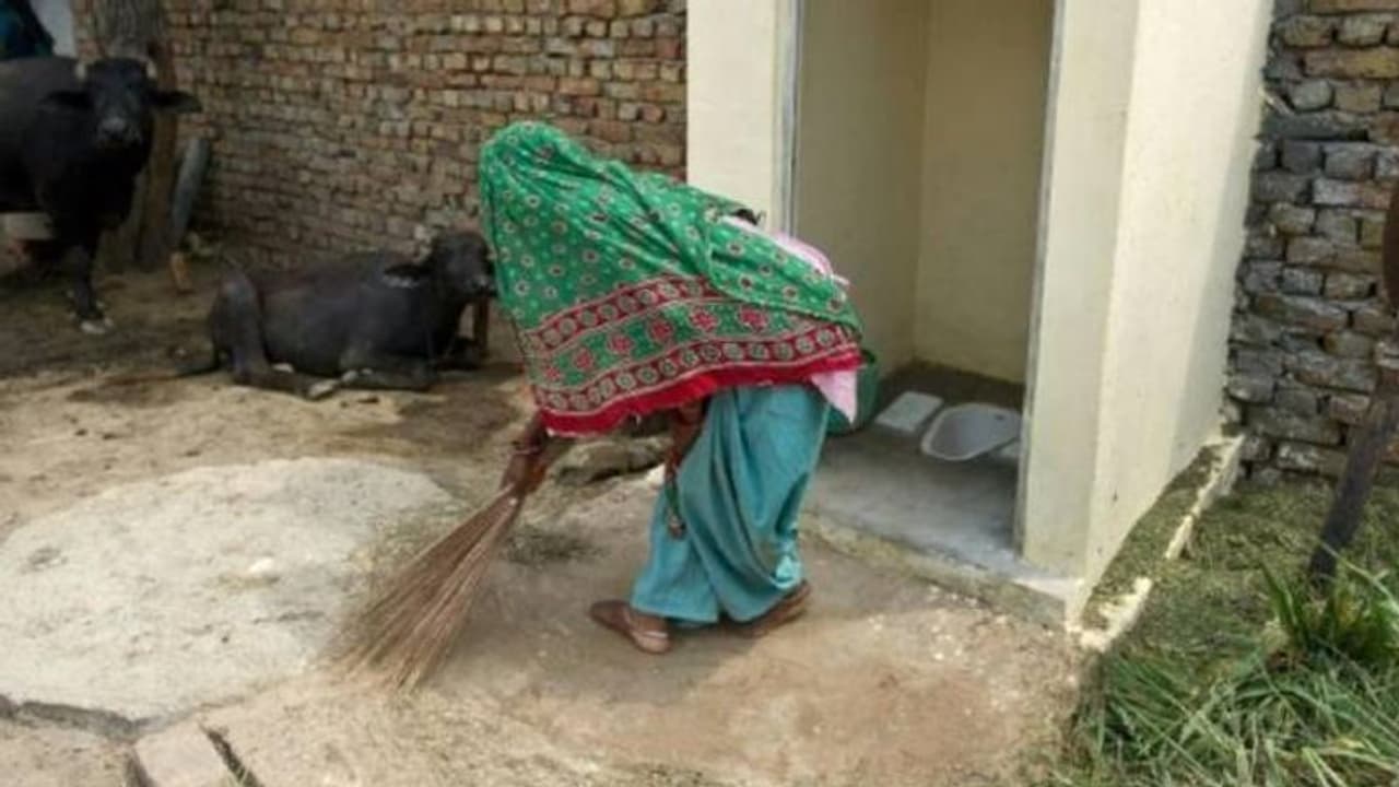 വീടും പരിസരവും ശുചിയാക്കി വയ്ക്കാമോ? ടിവിയും മൊബൈലുമടക്കം സമ്മാനങ്ങളുമായി മധ്യപ്രദേശ് സർക്കാർ വീടും പരിസരവും ശുചിയാക്കി വയ്ക്കാമോ? ടിവിയും മൊബൈലുമടക്കം സമ്മാനങ്ങളുമായി മധ്യപ്രദേശ് സർക്കാർ