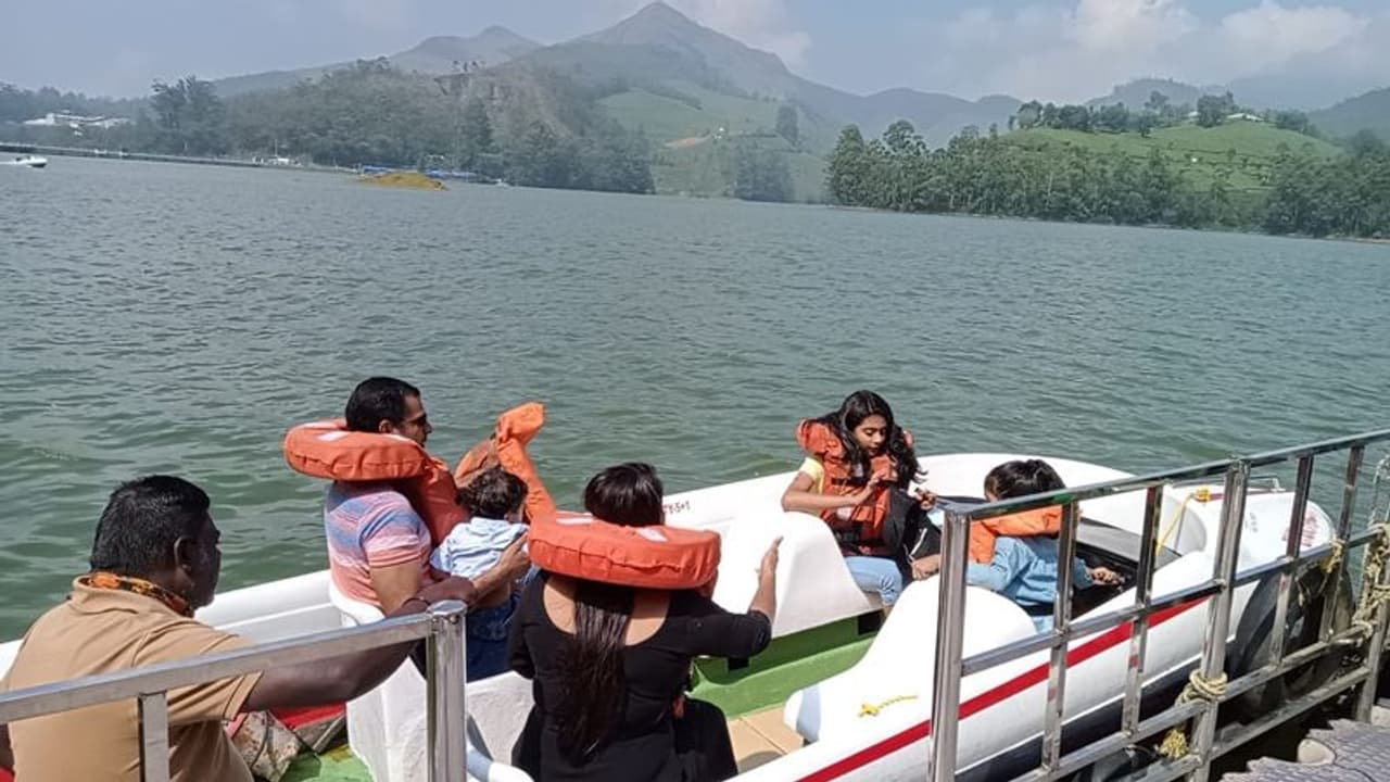 നിരോധനം പിന്വലിച്ചു; മൂന്നാറിലേക്ക് സന്ദര്ശകർ എത്തിത്തുടങ്ങി നിരോധനം പിന്വലിച്ചു; മൂന്നാറിലേക്ക് സന്ദര്ശകർ എത്തിത്തുടങ്ങി