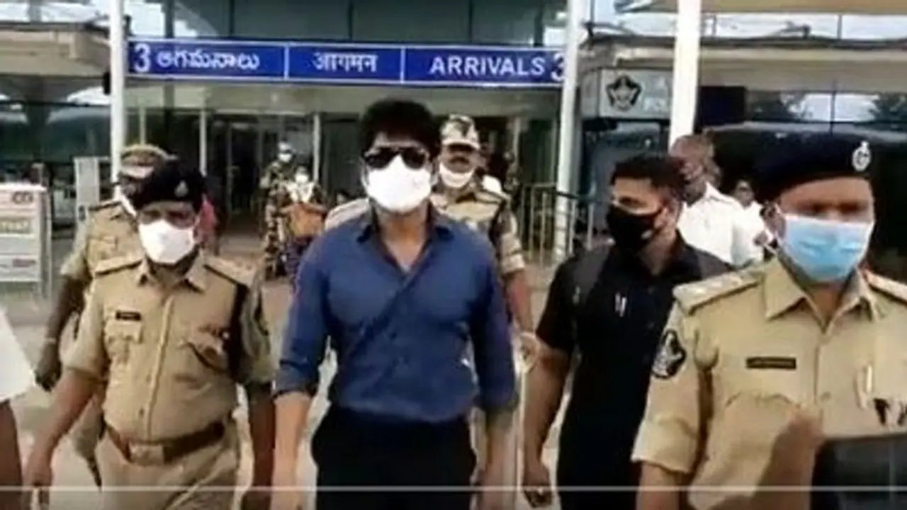 జగన్ని చూసి చాలా రోజులైంది.. అందుకే వచ్చా : హీరో నాగార్జున .. చర్చలపై సస్పెన్స్ జగన్ని చూసి చాలా రోజులైంది.. అందుకే వచ్చా : హీరో నాగార్జున .. చర్చలపై సస్పెన్స్