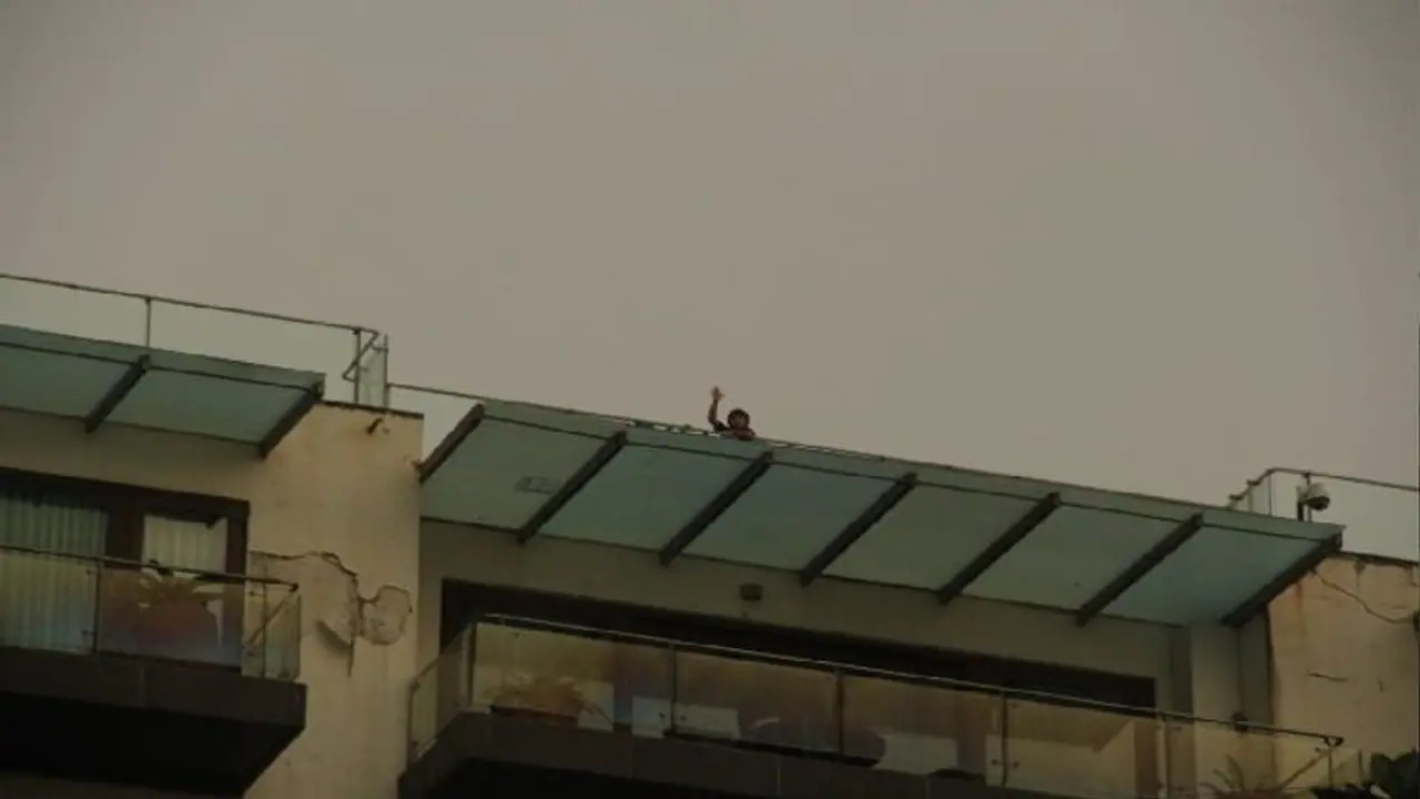 Abram Khan Waves Hand দাদা আরিয়ানের জামিন, মন্নত থেকে হাত নাড়ল ছোট্ট আব্রাম, ভাইরাল ছবি Abram Khan Waves Hand দাদা আরিয়ানের জামিন, মন্নত থেকে হাত নাড়ল ছোট্ট আব্রাম, ভাইরাল ছবি